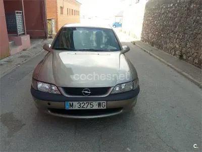 Usado Opel Vectra 82 CV (60 kW) 1998 Verde Berlina
