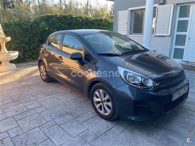 Usado Kia Rio 84 CV (61 kW) 2017 Gris / plata Berlina