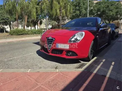 Usado Alfa Romeo Giulietta 170 CV (125 kW) 2011 Rojo Utilitario