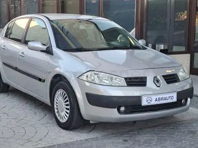 Usado Renault Mégane Dynamique 105 CV (77 kW) 2005 Gris / plata Berlina