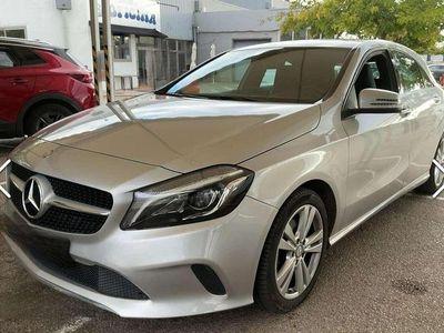 Usado Mercedes A180 122 CV (89 kW) 2017 Gris Utilitario