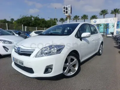 Käytetty Toyota Auris Hybrid Advance 135 HP (99 kW) 2011 Valkoinen Sedan