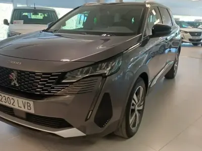 Usado Peugeot 5008 Allure 130 CV (95 kW) 2021 Gris SUV