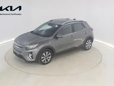 Usado Kia Stonic 100 CV (73 kW) 2025 Gris / plata SUV