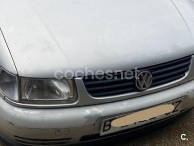 Usado VW Polo Conceptline 60 CV (44 kW) 1999 Gris / plata Berlina