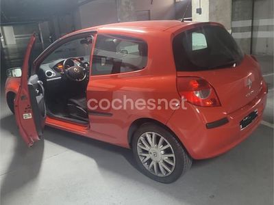 Usado Renault Clio II Dynamique 105 CV (77 kW) 2006 Rojo Berlina
