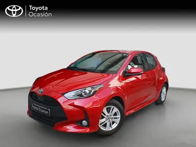 Usado Toyota Yaris Active 116 CV (85 kW) 2022 Rojo Utilitario