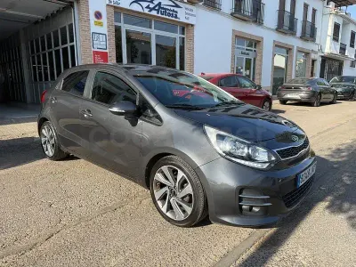 Usado Kia Rio 84 CV (61 kW) 2017 Gris / plata Berlina