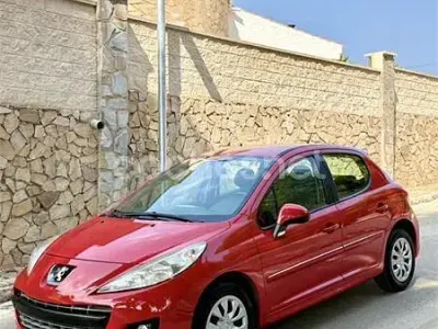 Usado Peugeot 207 70 CV (51 kW) 2012 Rojo Berlina