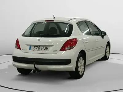 Usado Peugeot 207 Active 70 CV (51 kW) 2012 Blanco Berlina