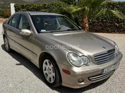 Usado Mercedes C240 Elegance 170 CV (125 kW) 2005 Gris / plata Berlina