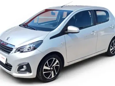 Usado Peugeot 108 Allure 72 CV (52 kW) 2021 Gris / plata