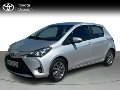 Usado Toyota Yaris Hybrid Active 100 CV (73 kW) 2018 Gris Utilitario