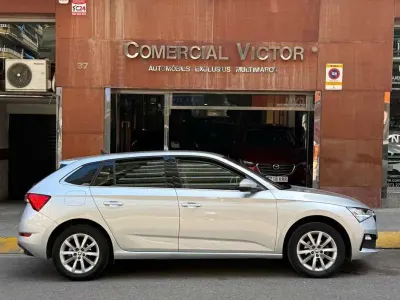 Usado Skoda Scala Ambition 95 CV (69 kW) 2023 Gris Utilitario