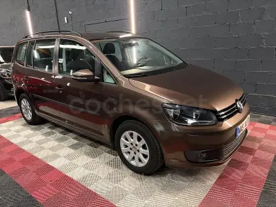 Usado VW Touran Advance 105 CV (77 kW) 2014 Marrón Monovolumen