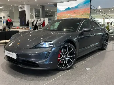 Usado Porsche Taycan 4S 419 kW (571 CV) 2023 Gris/plata Berlina
