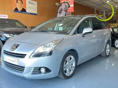 Usado Peugeot 5008 Allure 156 CV (114 kW) 2012 Gris Monovolumen