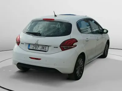Usado Peugeot 208 Allure 100 CV (73 kW) 2015 Blanco Utilitario