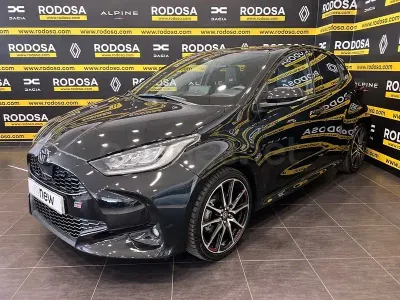 Usado Toyota Yaris Hybrid Sport 130 CV (95 kW) 2025 Negro Berlina