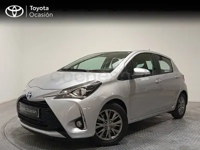 Usado Toyota Yaris Hybrid Active 100 CV (73 kW) 2019 Gris / plata Berlina