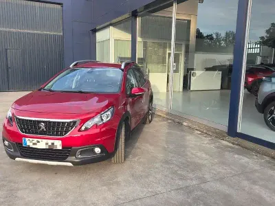 Usado Peugeot 2008 Allure 100 CV (73 kW) 2019 Rojo SUV