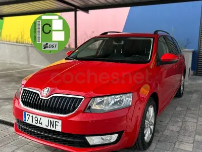 Usado Skoda Octavia Style 110 CV (80 kW) 2016 Rojo Familiar