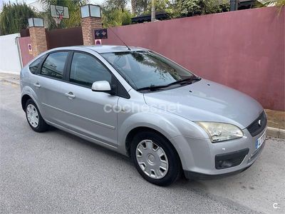 Usado Ford Focus Trend 100 CV (73 kW) 2007 Gris / plata Berlina