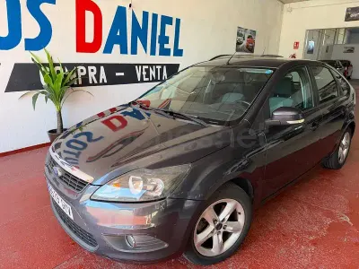 Usado Ford Focus Trend 109 CV (80 kW) 2010 Gris / plata Berlina