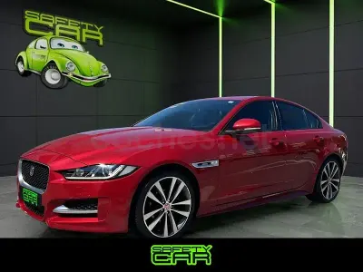 Usado Jaguar XE R-Sport 180 CV (132 kW) 2015 Rojo Berlina