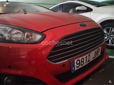 Usado Ford Fiesta Trend 100 CV (73 kW) 2015 Rojo Berlina