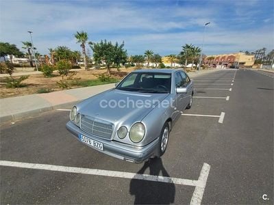 Usado Mercedes E300 Elegance 136 CV (100 kW) 1996 Gris / plata Berlina
