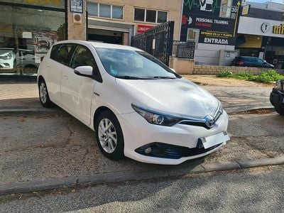 Käytetty Toyota Auris Hybrid Active 136 HP (100 kW) 2017 Valkoinen Sedan
