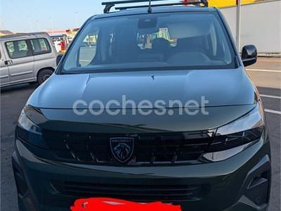 Usado Peugeot Rifter Allure 100 CV (73 kW) 2024 Verde Monovolumen