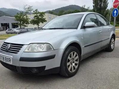 Usado VW Passat Trendline 102 CV (75 kW) 2002 Plateado Berlina