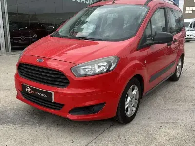 Usado Ford Tourneo Courier Trend 102 CV (75 kW) 2017 Rojo Monovolumen