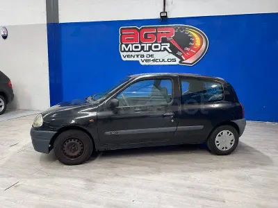Usado Renault Clio II 65 CV (47 kW) 1998 Verde Berlina