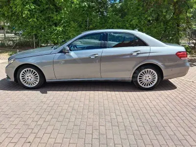 Usado Mercedes E350 Avantgarde 252 CV (185 kW) 2014 Gris / plata Berlina
