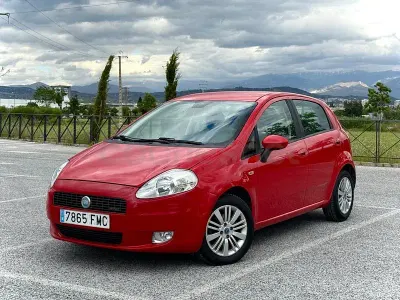 Usado Fiat Grande Punto Dynamic 75 CV (55 kW) 2007 Rojo Utilitario