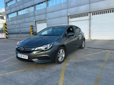 Usado Opel Astra Selective 105 CV (77 kW) 2019 Gris Utilitario