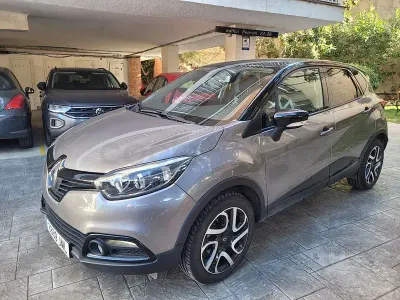 Usado Renault Captur Intens 120 CV (88 kW) 2016 Beige SUV