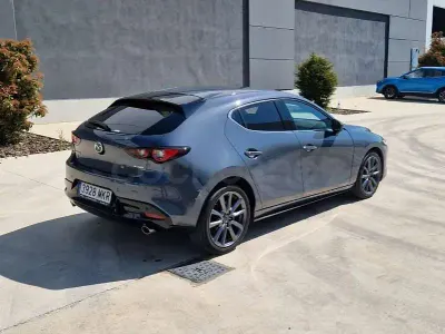 Usado Mazda 3 Exclusive-Line 122 CV (89 kW) 2023 Gris / plata Berlina