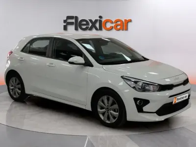 Usado Kia Rio 101 CV (74 kW) 2023 Blanco Berlina