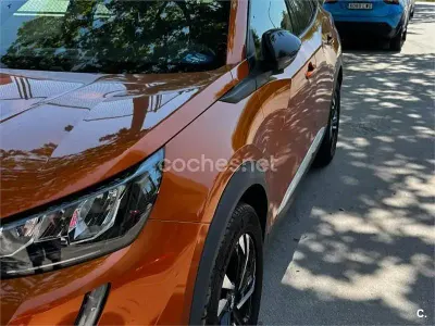 Usado Peugeot 2008 Allure 130 CV (95 kW) 2023 Naranja SUV