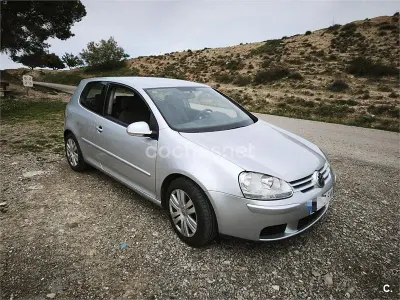 Usado VW Golf V Sportline 105 CV (77 kW) 2007 Gris / plata Berlina