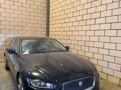 Usado Jaguar XE Prestige 180 CV (132 kW) 2017 Negro Berlina