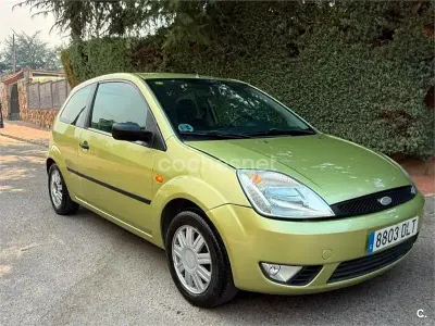 Usado Ford Fiesta 80 CV (58 kW) 2005 Verde Utilitario