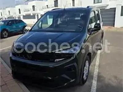 Usado Peugeot Rifter Allure 100 CV (73 kW) 2024 Verde Monovolumen
