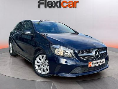 Usado Mercedes A180 Urban 109 CV (80 kW) 2017 Azul Utilitario