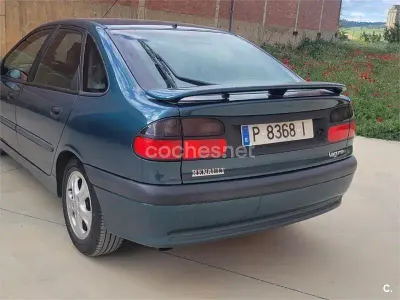 Usado Renault Laguna 115 CV (84 kW) 1996 Gris / plata Berlina