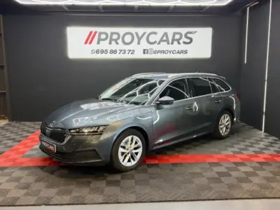Usado Skoda Octavia Sport 150 CV (110 kW) 2021 Gris / plata Familiar